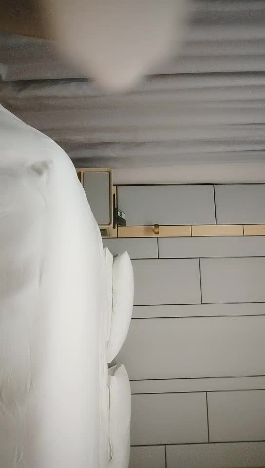 #少妇 #出轨    出轨，酒店无套操小骚货，少妇深喉穿着高跟鞋扣穴，抬腿侧入打桩机猛操，扶腰后入操的水声哗哗