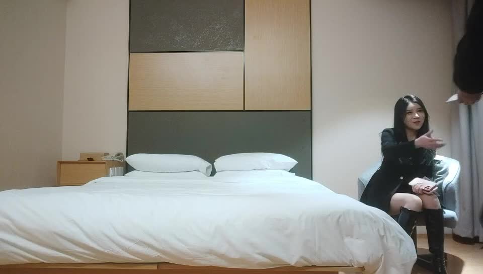 #少妇 #出轨    出轨，高颜值美少妇，包臀裙肉丝这人妻好骚，手指猛扣骚穴，穿着高筒靴操，多种姿势爆操，非常激情