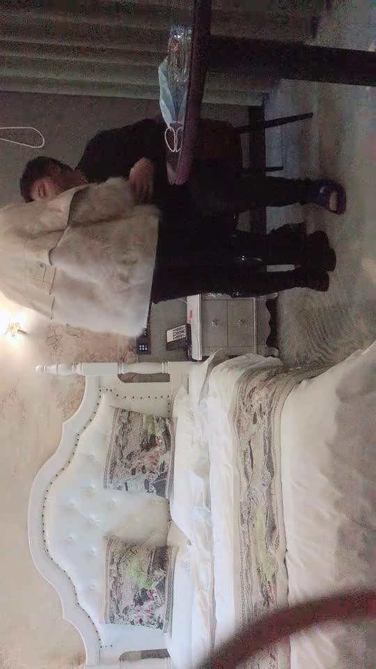 #少妇 #偷情   偷情，约操短发骚熟女，少妇换上情趣装黑丝袜，69姿势舔逼口交，坐在圆桌子上猛操，高潮呻吟，性生活高潮