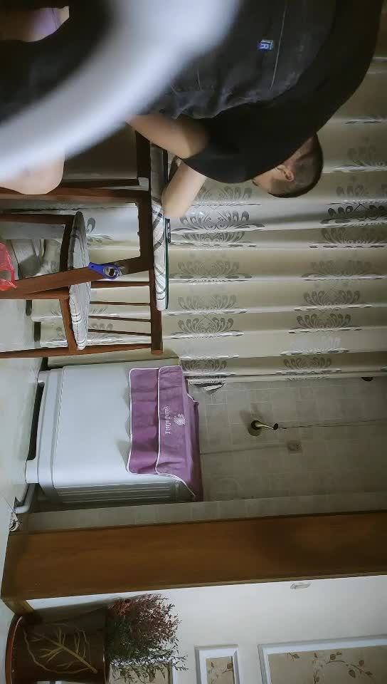 #少妇 #出轨    出轨，良家少妇，撩起裙子没穿内裤，口活完，扶着桌子站立后入，椅子上骑坐抽插，用力猛操爽歪歪