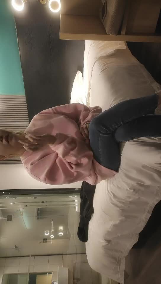 #少妇 #偷情   偷情，开奔驰的漂亮少妇，空虚寂寞了，一炮一炮换来的豪车，风情万种，骚气逼人，杏眼含情妩媚，绝对的骚货少妇