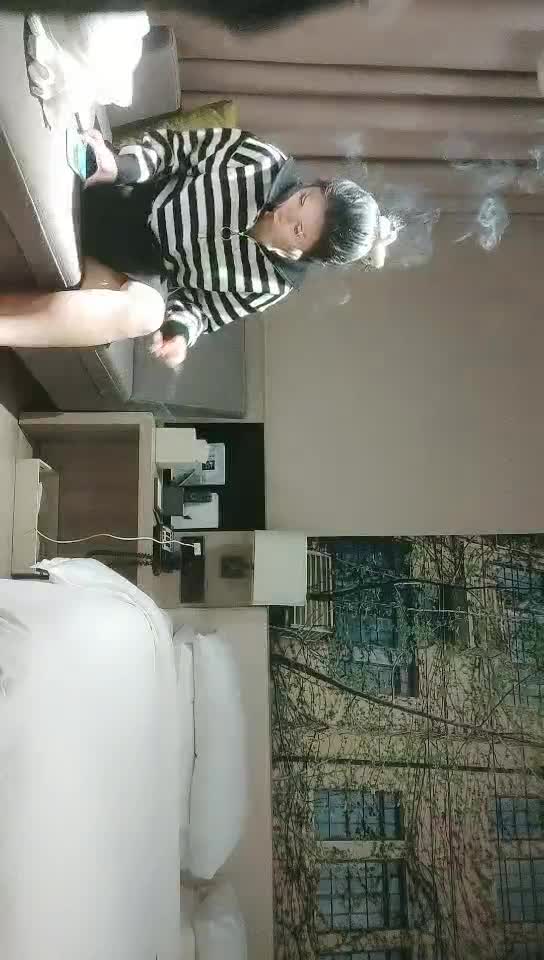 #少妇 #偷情   偷情，约高颜值美乳兼职小少妇，摸臀扣穴调情很享受，深喉口交，主动骑乘抽插，舒服满足性爱