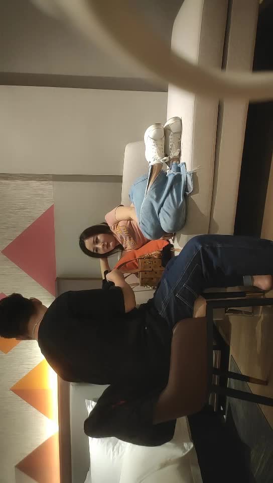 #少妇 #偷情   偷情，风骚少妇，喜笑颜开，隔着内裤自摸起来，开档丝袜大屁股骑乘猛坐，各种姿势爆操非常激情