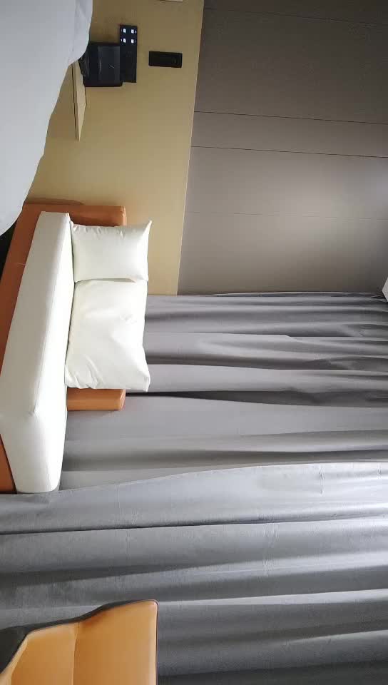 #少妇 #出轨    出轨，酒店约高颜值连续叫两个兼职小少妇，特写鲍鱼粉嫩多汁，观音坐莲主动浪叫，非常满足高潮