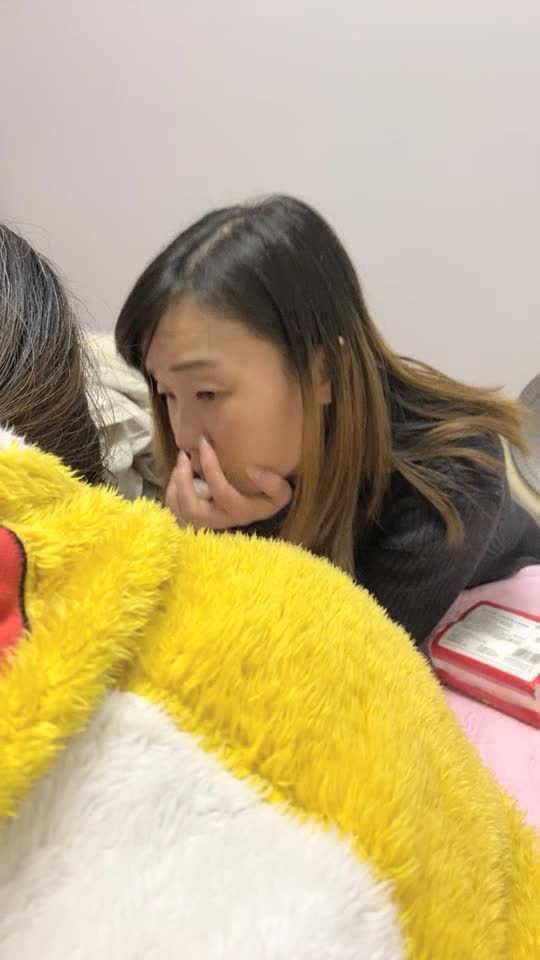 #少妇 #出轨    出轨，约炮调教少妇，浸淫少妇圈十几年，两个荡妇互插挑逗，技术非常好