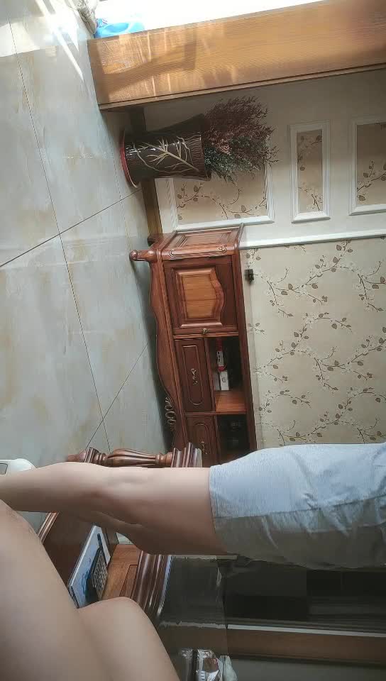 #少妇 #偷情   偷情，良家小少妇被偷拍，早起性趣正浓致命诱惑，阳光下褪去睡裤，站在窗边啪啪内射，生活氛围浓郁，非常激情，性欲拉满