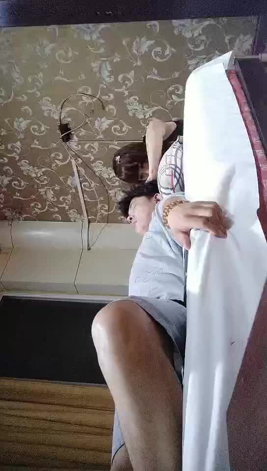 #少妇 #偷情   偷情，风骚小少妇，酒店服务被神威狂插乱捅，淫穴水汪汪，浪叫高潮叫声震天响，刺激又舒服