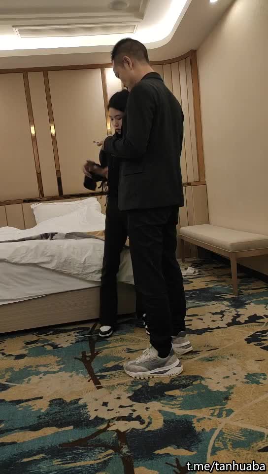 #少妇 #出轨    出轨，酒店约高颜值小少妇，肌肉猛男抱起来操，扶腰后入，激情大力猛顶各种姿势都来一遍