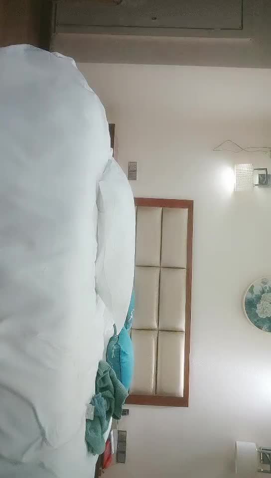 #少妇 #出轨    出轨，约炮和少妇一起看片，舔逼舔的水声哗哗，怼着小穴一顿爆操娇喘连连，各种姿势做爱