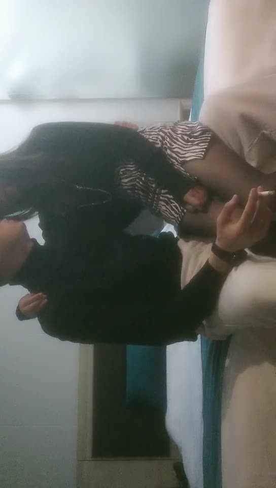 #少妇 #出轨    出轨，约炮极品黑丝短裙大长腿少妇，上位骑乘扭动纤细小腰，抱起来抽插猛操打桩机，非常值的做爱，骚货太完美了