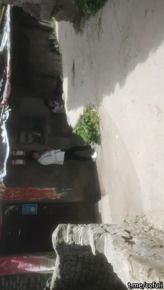 #少妇 #出轨    出轨，干炮少妇，，粉穴水多，白腿大张暴插一番爽歪歪，激情高潮性生活