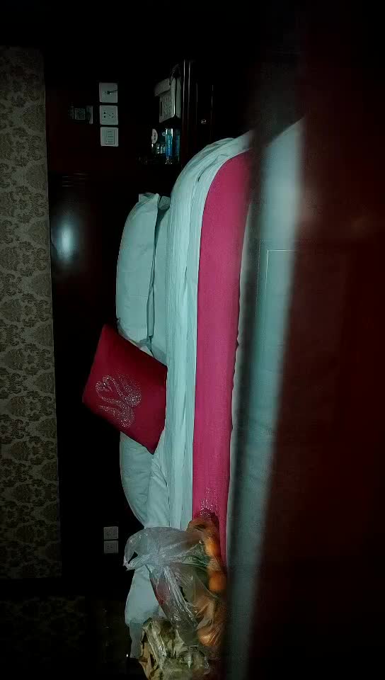 #少妇 #出轨    出轨，良家小少妇，一对好乳，调情聊天，舔穴舌功了得受不了，啪啪干完继续抠，必须满足性与需求