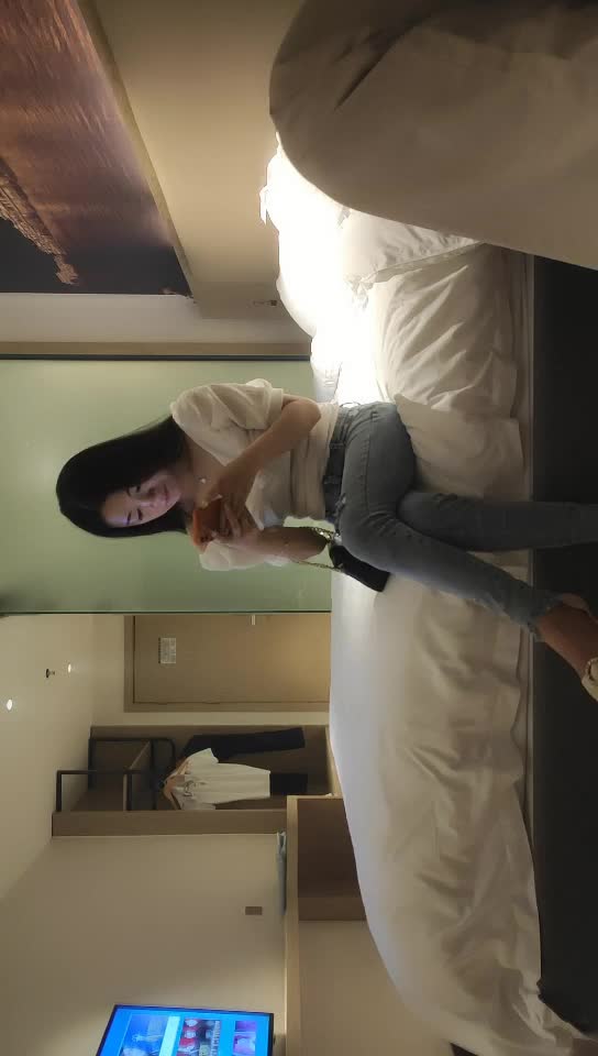 #少妇 #出轨    出轨，酒店约炮，牛仔裤大长腿美少妇，调情摸奶子，很柔软舒服，各种姿势做爱非常刺激啊