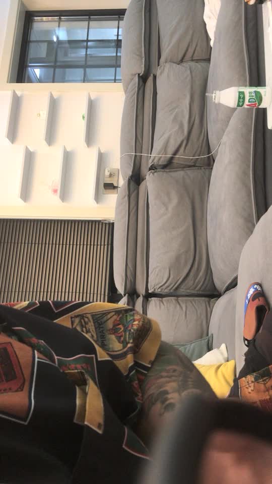 #少妇 #出轨    出轨，良家小少妇，大眼萌妹小白领，美乳大长腿诱惑，69掰穴完美展示，各种姿势猛操