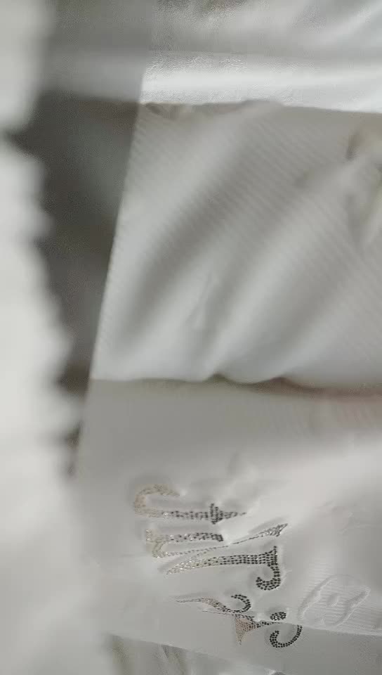 #少妇 #出轨    出轨，网约外围少妇，调情脱掉衣服互摸调情，屁股磨蹭舔屌，屁股套弄后入撞猛操，直接高潮满足