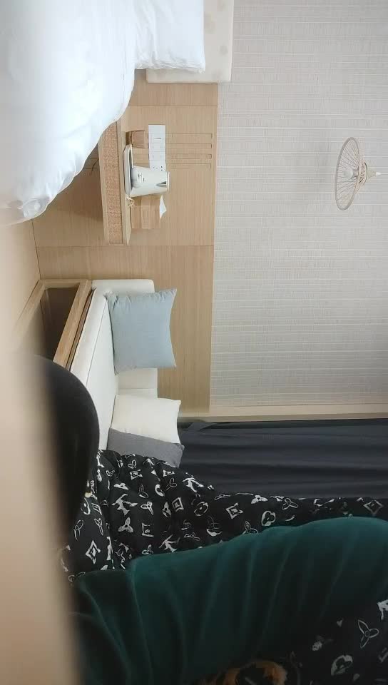 #少妇 #偷情   偷情，酒店做爱，与小少妇一对美乳，一线天肥美鲍鱼，骚气逼人极品做爱非常刺激，太激情了