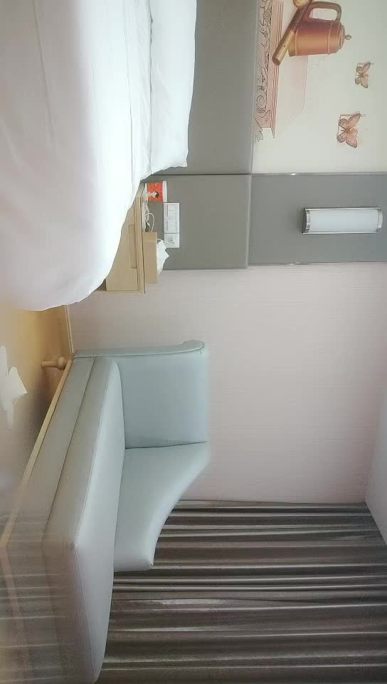 #少妇 #偷情   偷情，极品少妇，撸着JB深喉口交，抬腿侧入爆插小穴，搞得少妇受不了满足高潮了