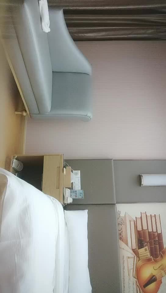 #少妇 #偷情   偷情，酒店约炮小少妇，调情半脱下黑丝扣穴，翘起屁股手指猛捅，大屁股骑坐娇喘好听，高潮性爱