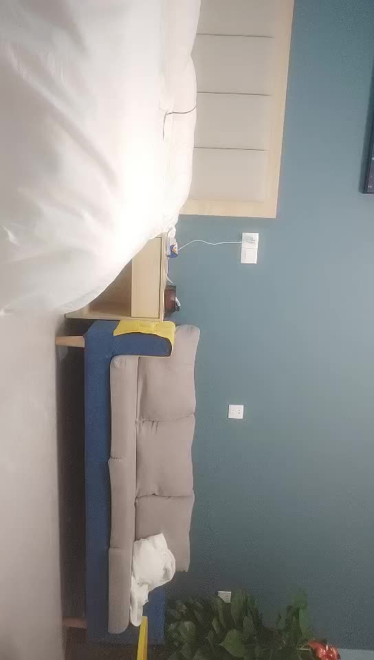 #少妇 #出轨    出轨，约战骚熟女，少妇开房啪啪，拔下内裤大屁股肥穴，手指扣弄调情