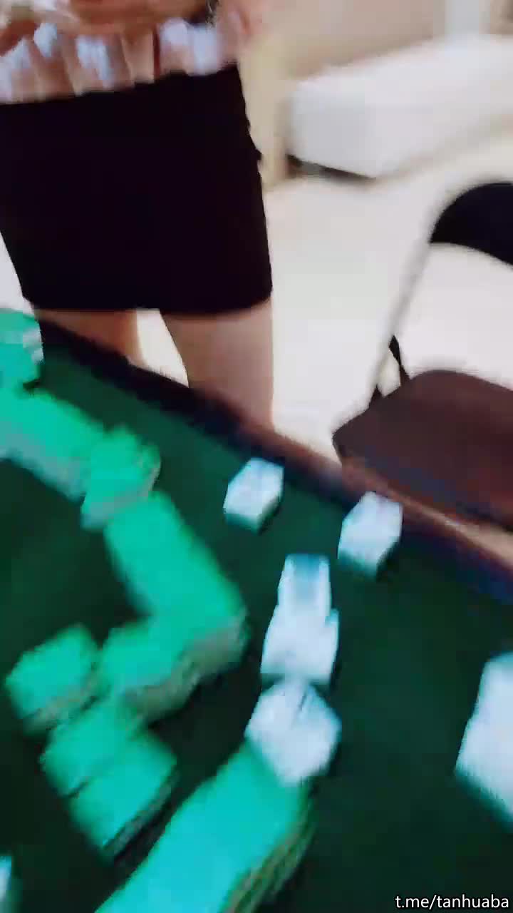 #少妇 #出轨    出轨，良家少妇，打完麻将和两个气质高跟少妇在麻将桌沙发上啪啪后入，激情