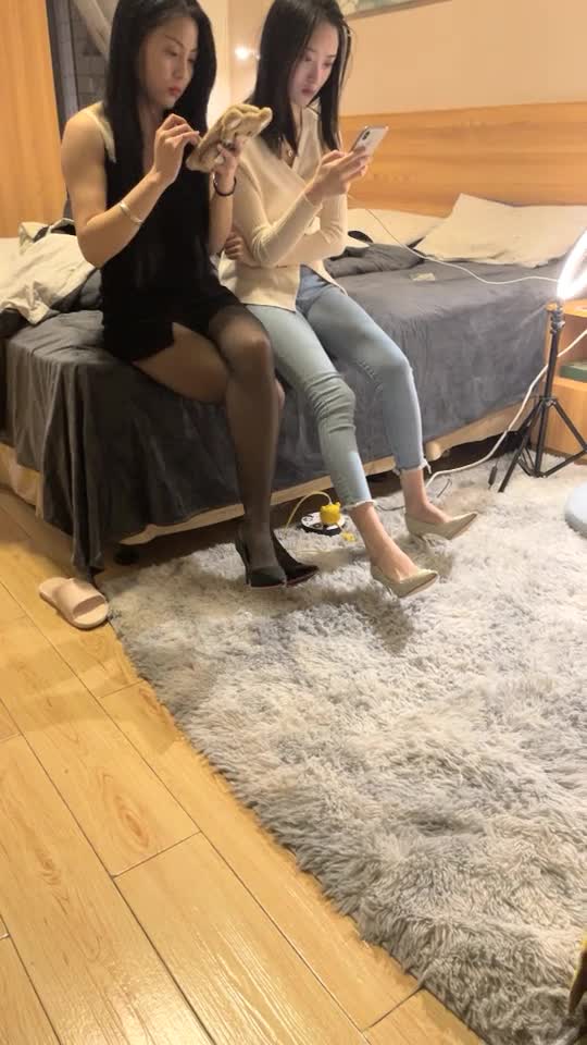 #少妇 #出轨    出轨，极品身材，少妇蜂腰翘臀，玉体横成，佳人相伴男人巅峰享受，非常舒服刺激