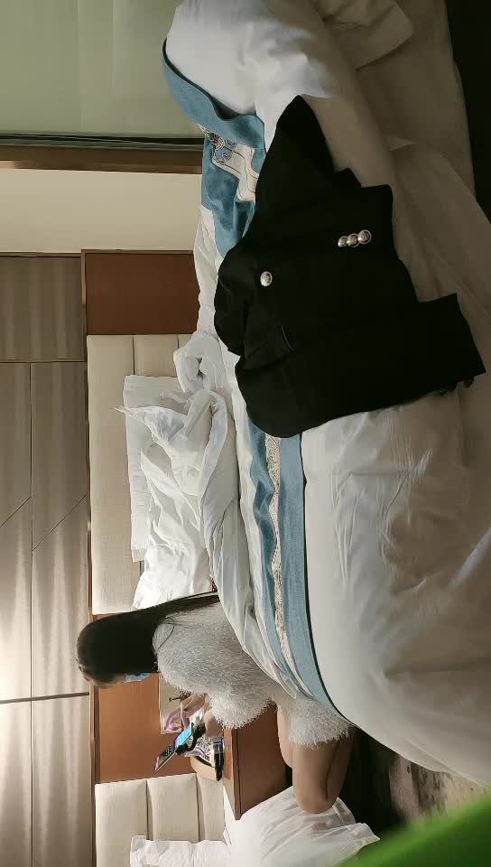 #少妇 #偷情   偷情，少妇约单男玩3P，骚货母狗喜欢被舔穴，淫叫不断，做爱快速抽插