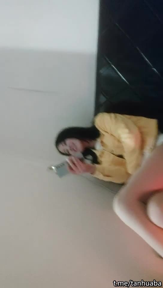 #少妇 #出轨    出轨，快餐少妇，颜值还不错少妇，到小房间脱掉内裤，骑乘操大屁股，叫声淫荡有感觉