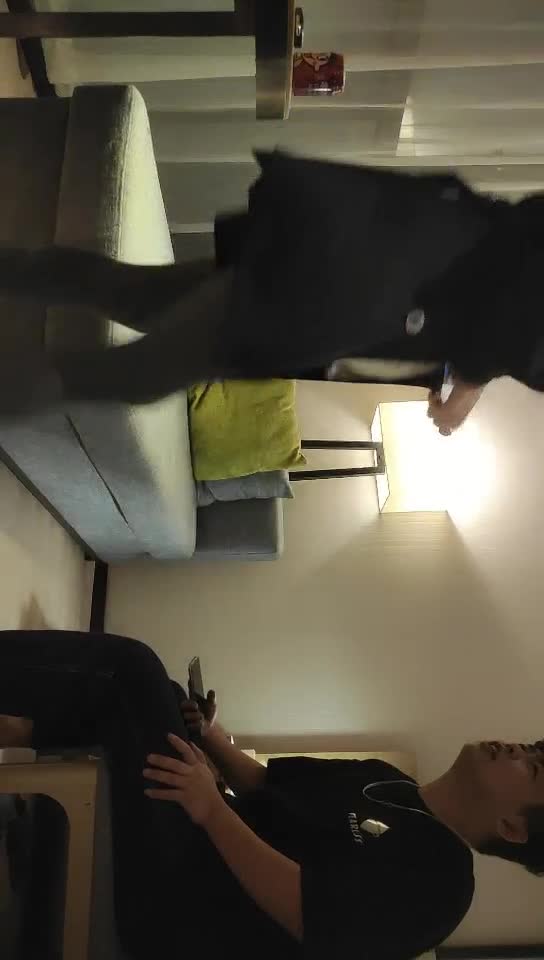 #少妇 #偷情   偷情，酒店约会一字马小少妇，自带性感黑丝 ，撕裆舌吻调情 ，舔蛋口交活很棒，大屁股骑坐后，非常满足高潮