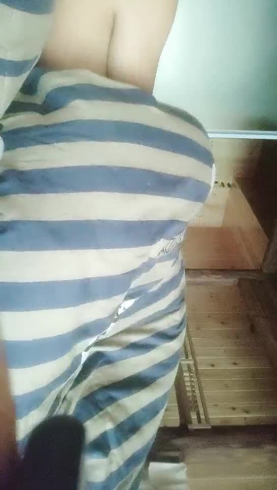 #少妇 #出轨    出轨，温柔少妇，被窝中开始口交，C罩杯粉乳，鲍鱼水汪汪，晨炮性福一整天，绝对的刺激，非常舒服