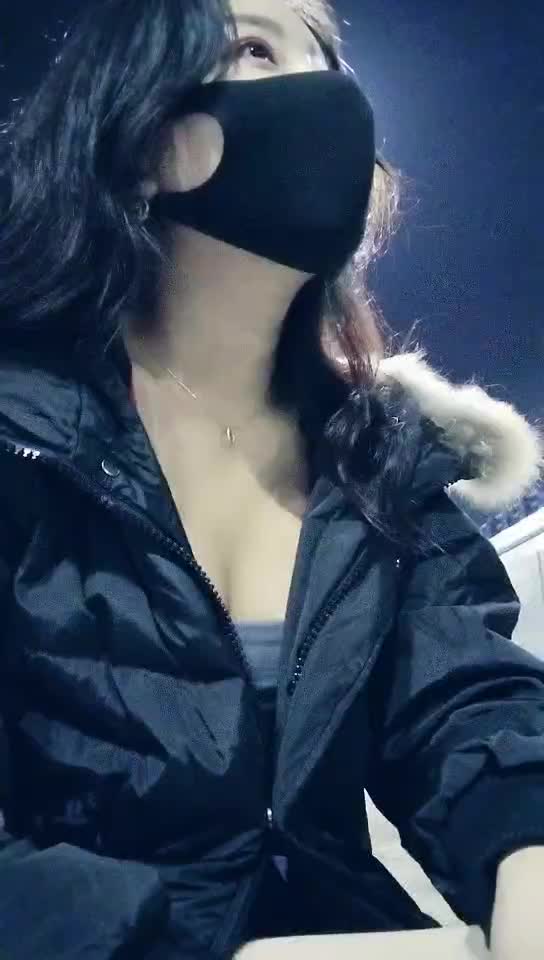 #少妇 #出轨    出轨，风骚少妇出门勾搭，小树林野战，无套啪啪，粉穴掰开看水流潺潺，紧张刺激怕被发现，过程太刺激了，激情