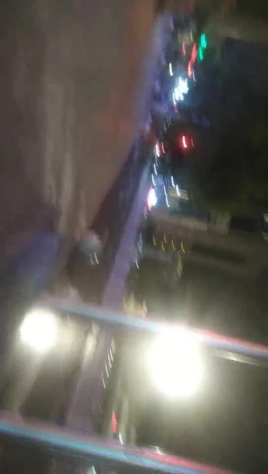 #少妇 #偷情   偷情，操小少妇，脱掉衣服直接开操，扶着屁股一下下往前顶，太激情了场面满足舒服