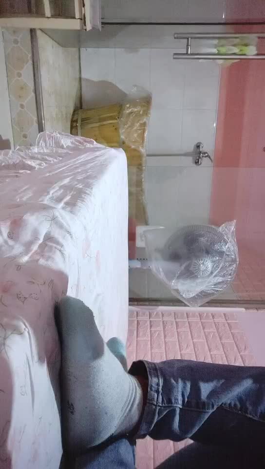 #少妇 #偷情   偷情，漂亮小少妇贴心擦拭，亮点在于特写鲍鱼，水汪汪，暴插狂干激情如火，激情做爱