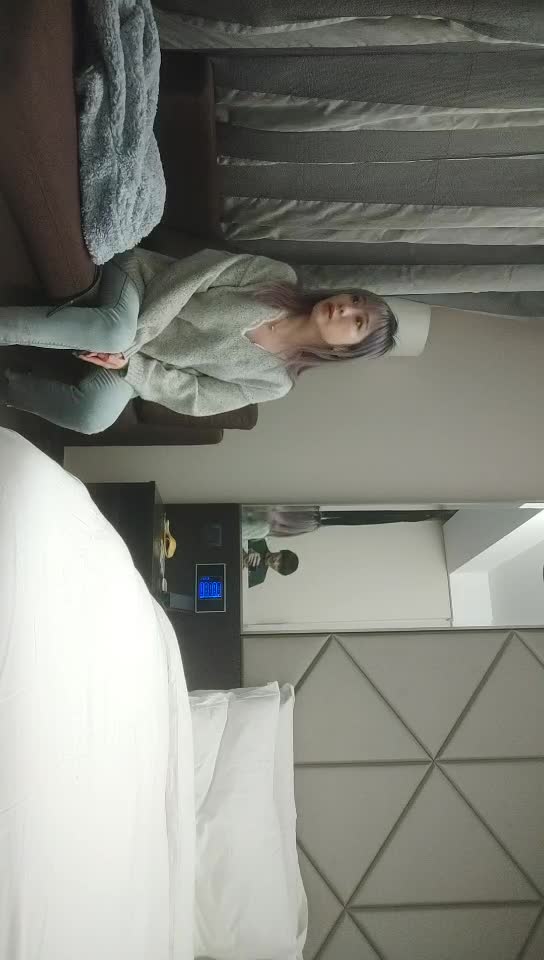 #少妇 #偷情   偷情，约牛仔裤少妇，深喉扣穴，很敏感没搞几下就高潮，后入撞击屁股啪啪声，非常激情