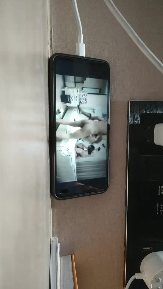 #少妇 #偷情   偷情，约操小夫妻3P，过来先吃点东西再开操，透视装双屌一起舔，前后夹击爆操，非常激情舒服