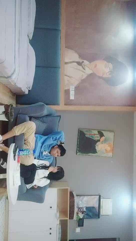 #少妇 #偷情   偷情，娇小嫩少妇，沙发上互摸调情，黑色丝袜骑乘，转战床上扶着屁股后入，猛操嗷嗷叫，非常激情