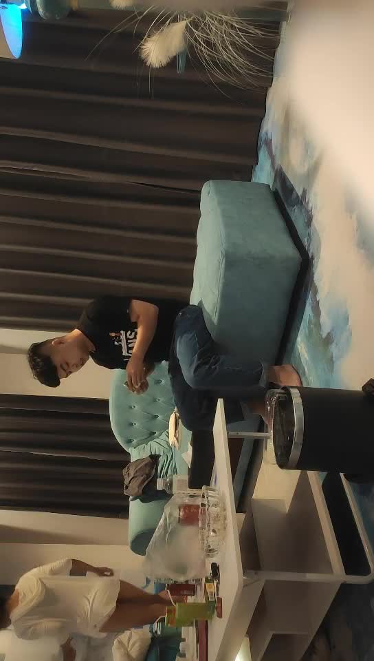 #少妇 #出轨    出轨，约来小少妇，趴在健身球上揉穴，口活很好性欲强，腰细翘臀后入，操得表情丰富