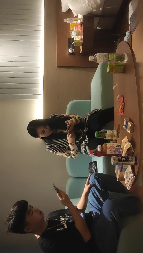 #少妇 #出轨    出轨，淫荡骚熟女，少妇主动强吻揉屌，深喉口交骑在身上，露奶开档连体丝袜，大屁股猛坐，很是刺激性欲