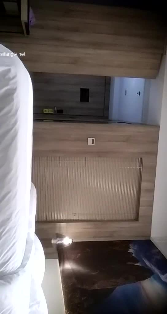 #少妇 #出轨    出轨，高颜值约外围小少妇，温柔娇喘自慰太骚了，熟悉的角度和大屁股，各种姿势都很娴熟，非常舒服满足