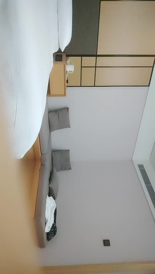 #少妇 #偷情   偷情，极品少妇，坐在身上拨弄奶头，深喉口活，让少妇自摸扛腿抽插猛操，绝对的非常刺激的体验