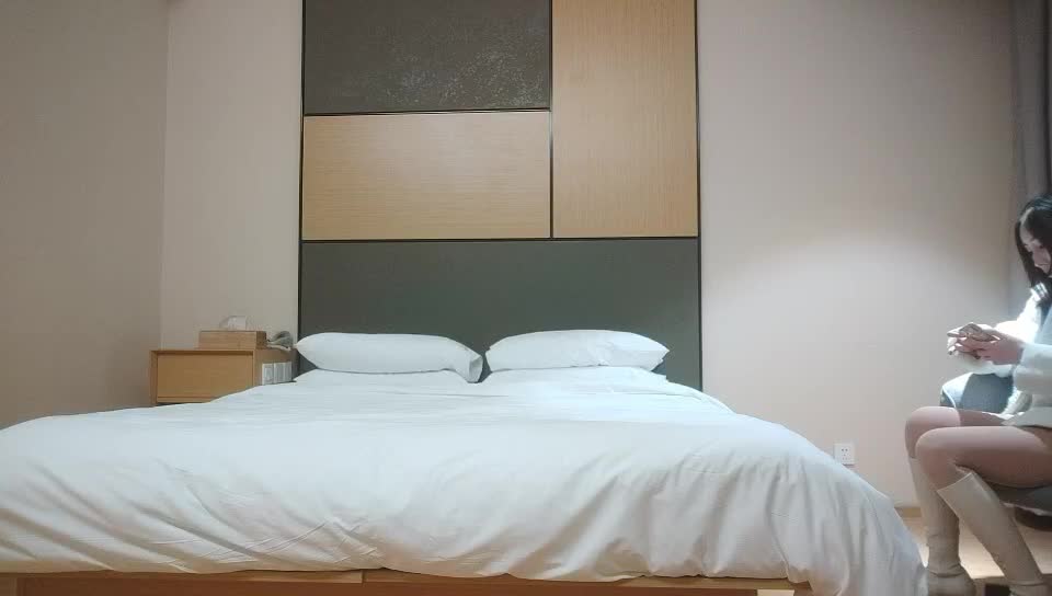 #少妇 #出轨    出轨，包臀裙美臀小少妇姐，掰开骚穴一顿舔，侧入猛操嗯嗯叫，各种姿势换着操，直接高潮性生活