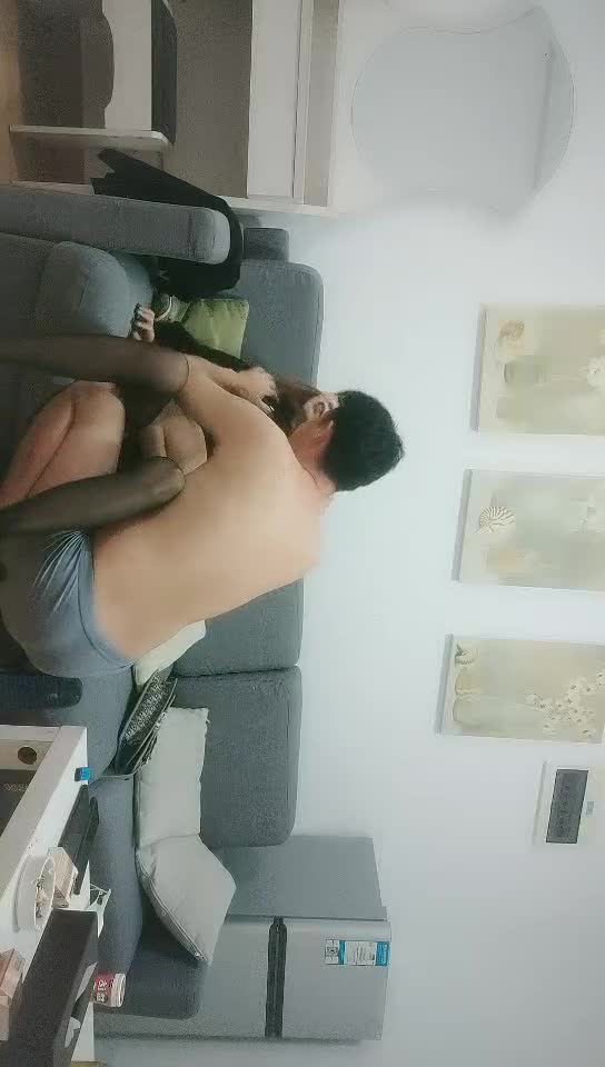 #少妇 #出轨    出轨，约炮黑丝风骚小少妇，迫不及待扒掉衣服扣穴，深喉插嘴沙发上操，张开双腿打桩机，猛操屁股，非常刺激激情