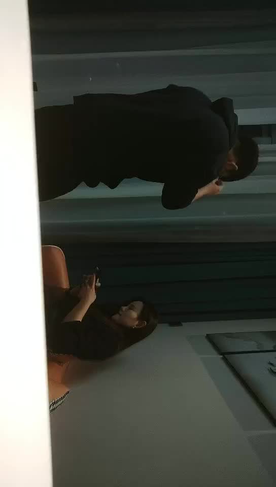 #少妇 #偷情   偷情，约性感少妇，穿上黑丝骑在身上舌吻调情，站立扶着沙发后入，太刺激，太舒服了，最后舔射