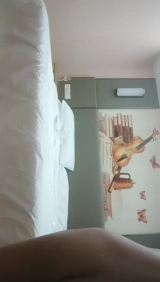 #少妇 #偷情   偷情，酒店约，外表清纯小少妇，被干到逼里没水了，上润滑油，态度好花式啪啪，高潮一波又一波爽舒服