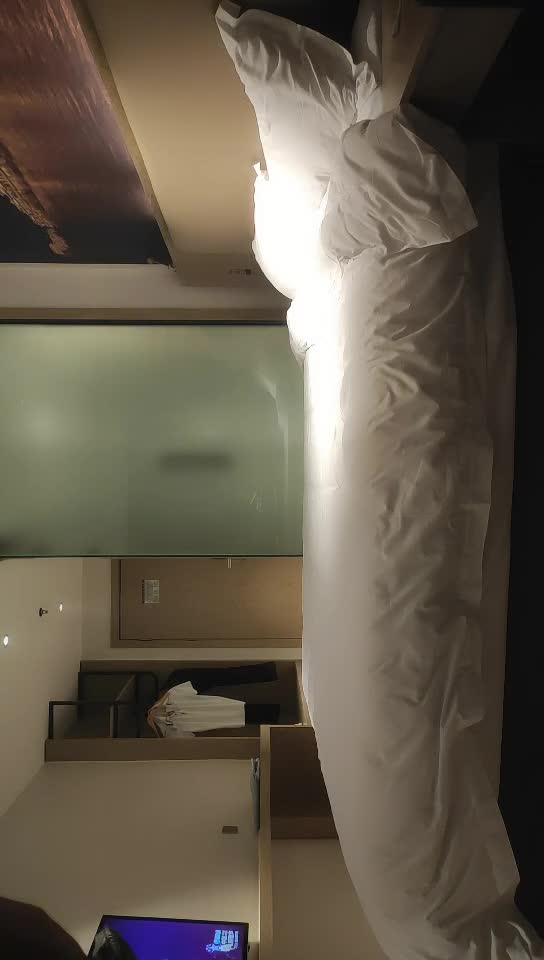 #少妇 #偷情   偷情，酒店约炮白衣外围少妇，深喉口交硬了开操，后入撞击啊啊叫操的受不了，速度抽插猛操