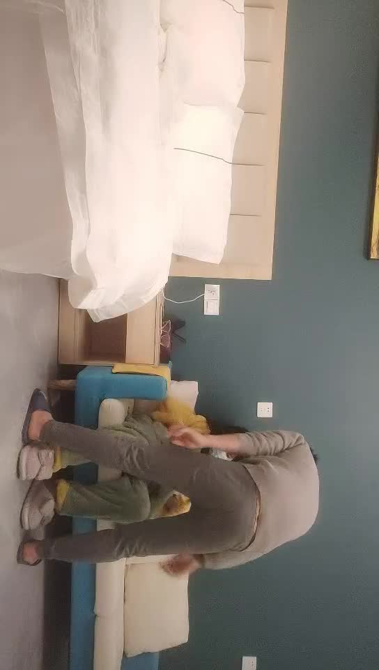 #少妇 #偷情   偷情，极品少妇，拔下内裤舔逼翘起屁股 ，转战床上后入抽插，扶着屁股大力猛顶，直接高潮满足