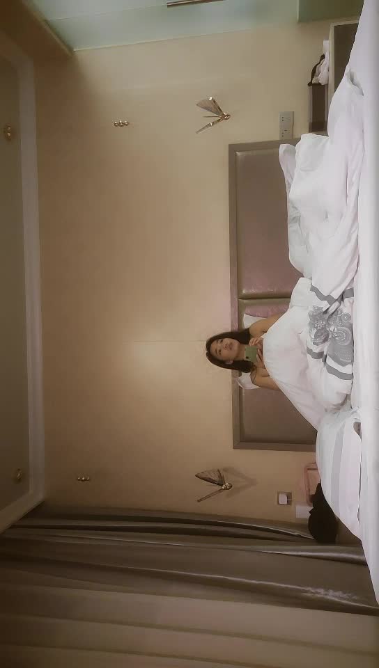 #少妇 #出轨    出轨，良家少妇，长发飘飘风情万种，美乳侧插，欲仙欲死陶醉性爱，高潮不断，姜果然还是老的辣活好