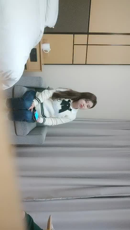 #少妇 #偷情   偷情，性感骚女少妇，深喉口交，舔逼扣穴正入抽插，骑乘猛操大屁股晃动奶子，直接干的高潮刺激