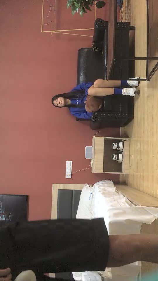 #少妇 #出轨    出轨，大长腿良家小少妇，深喉口交，揉穴调情，上位骑坐抽插，站立扶腰后入撞击，叫声嗷嗷的给干的激情