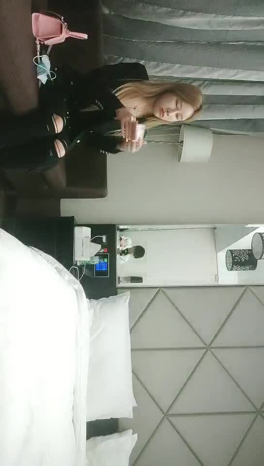 #少妇 #偷情   偷情，酒店约外围少妇，调调情69姿势舔小穴，扶着大屁股撞击，射不出想要无套，少妇不行没射