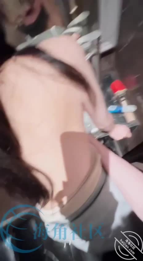 #兄妹 #室内 #白虎跟妹妹一起去ktv唱歌，她唱歌我玩她，忍不住直接就在包厢开火不敢叫出声就去厕所操逼，学生妹的逼就是嫩